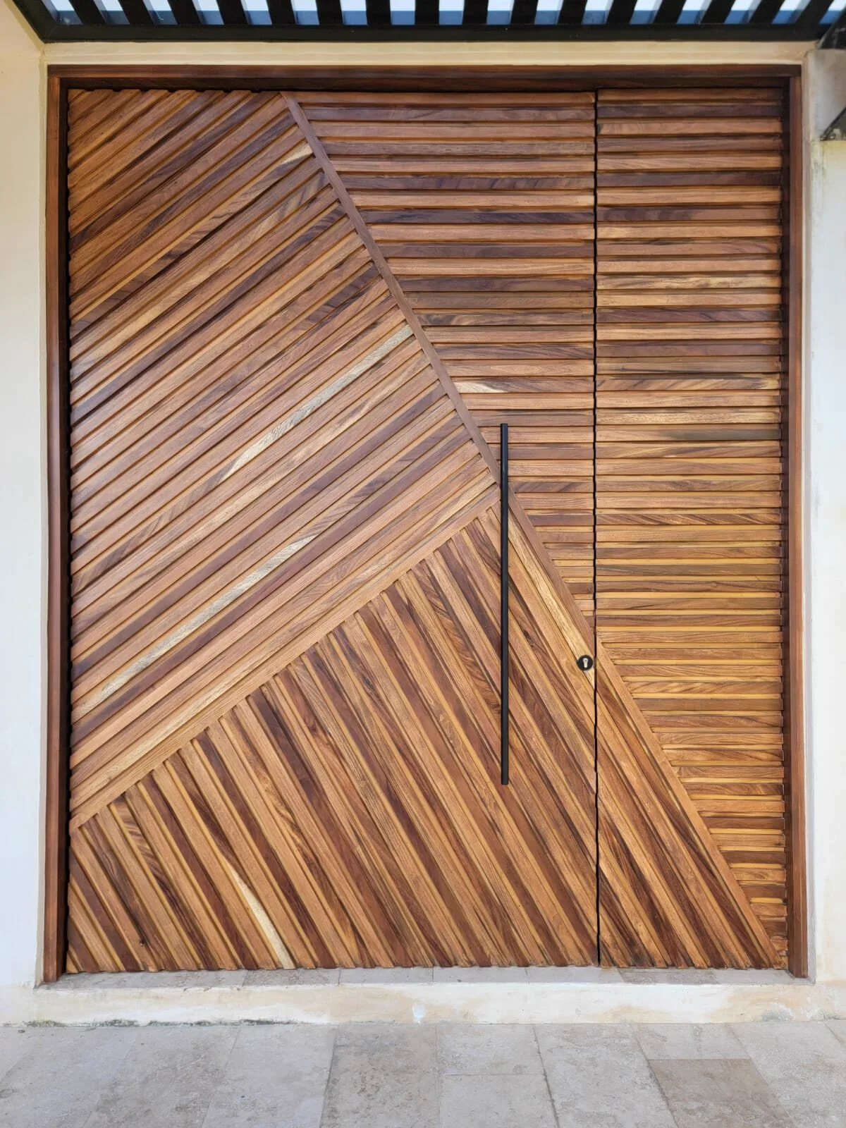 Puerta con patrón diagonal, proyecto de diseño a medida fabricado por El Taller en Mérida
