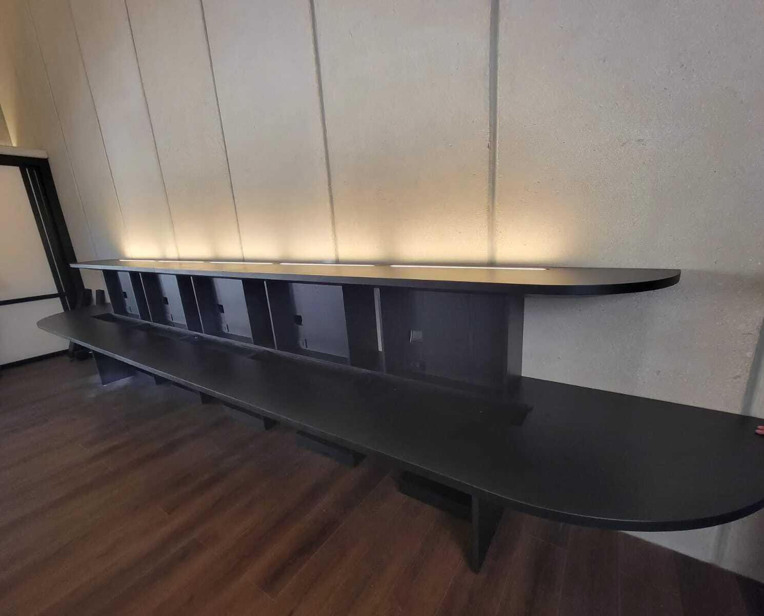 Mesa de juntas y credenza, proyecto de comercial fabricado por El Taller en Mérida