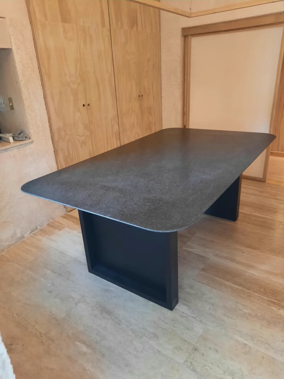 Mesa de comedor con base negra, proyecto de diseño a medida fabricado por El Taller en Mérida