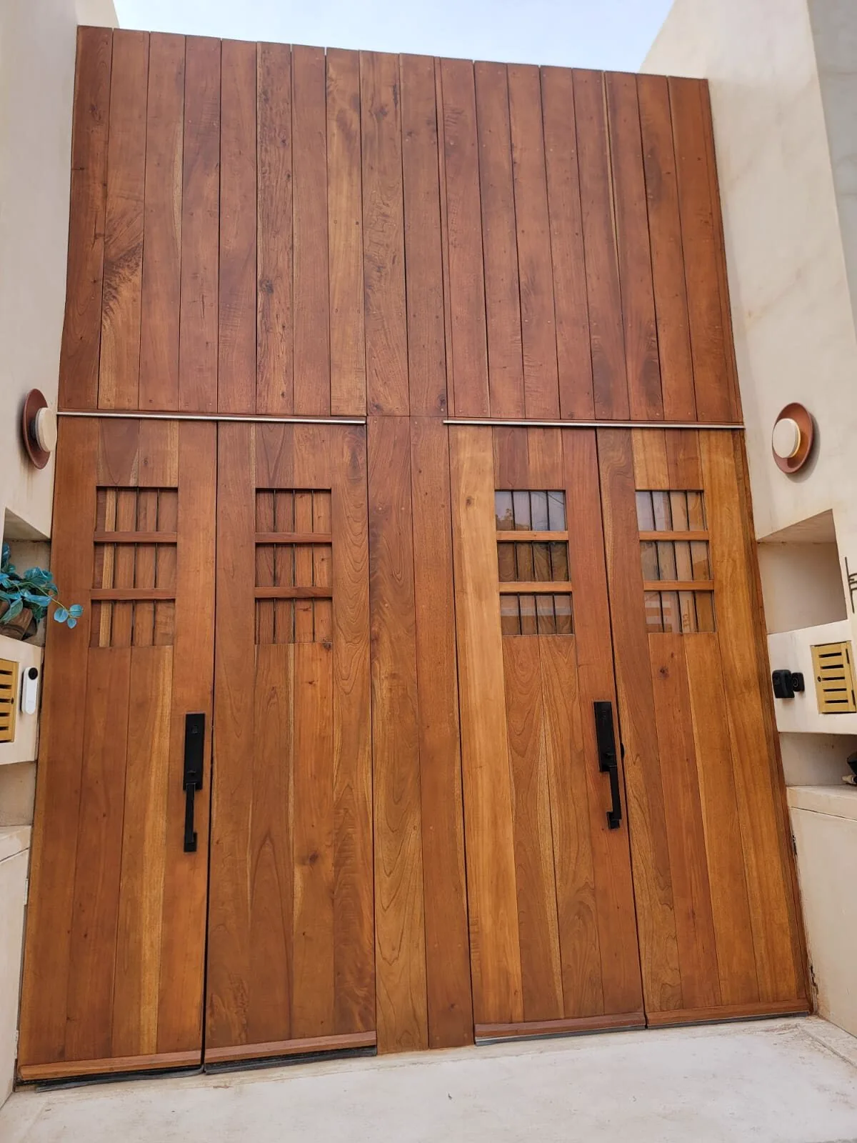 Portón doble con celosías, proyecto de diseño a medida fabricado por El Taller en Mérida