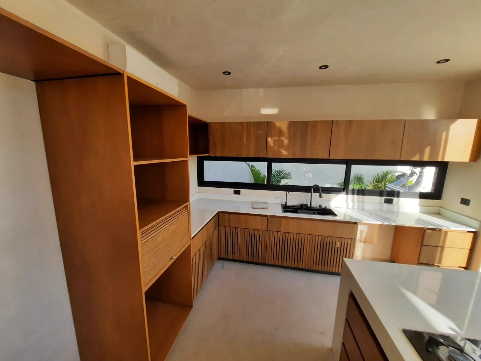 Cocina con frentes de listones, proyecto de residencial fabricado por El Taller en Mérida