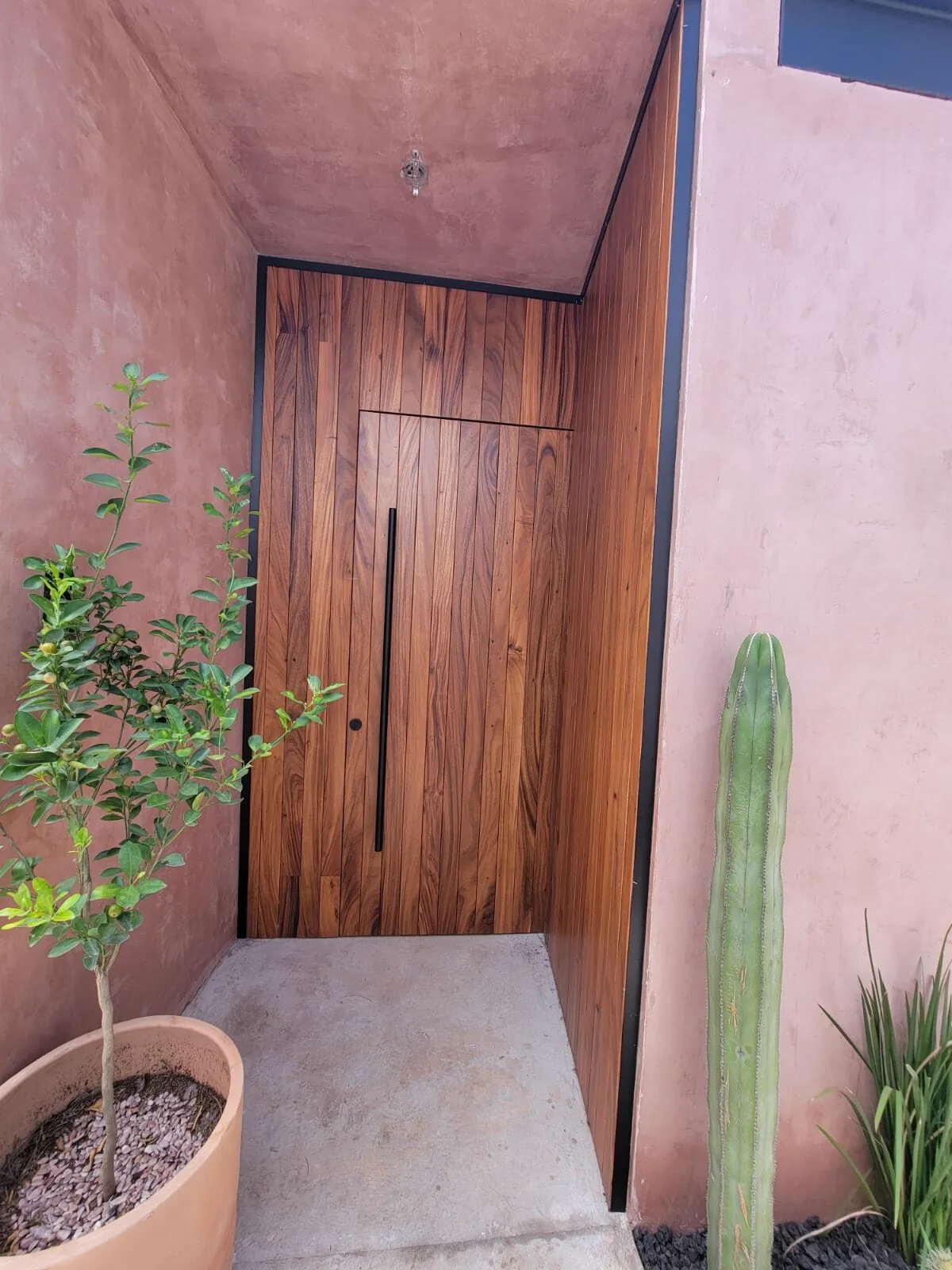 Acceso principal en madera, proyecto de diseño a medida fabricado por El Taller en Mérida
