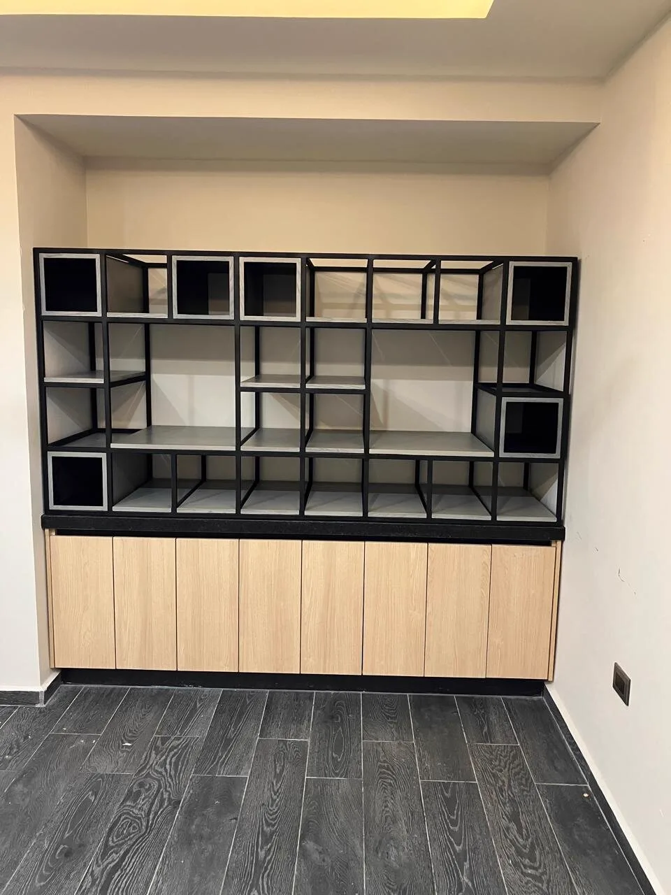 Librero en herrería y madera, proyecto de diseño a medida fabricado por El Taller en Mérida