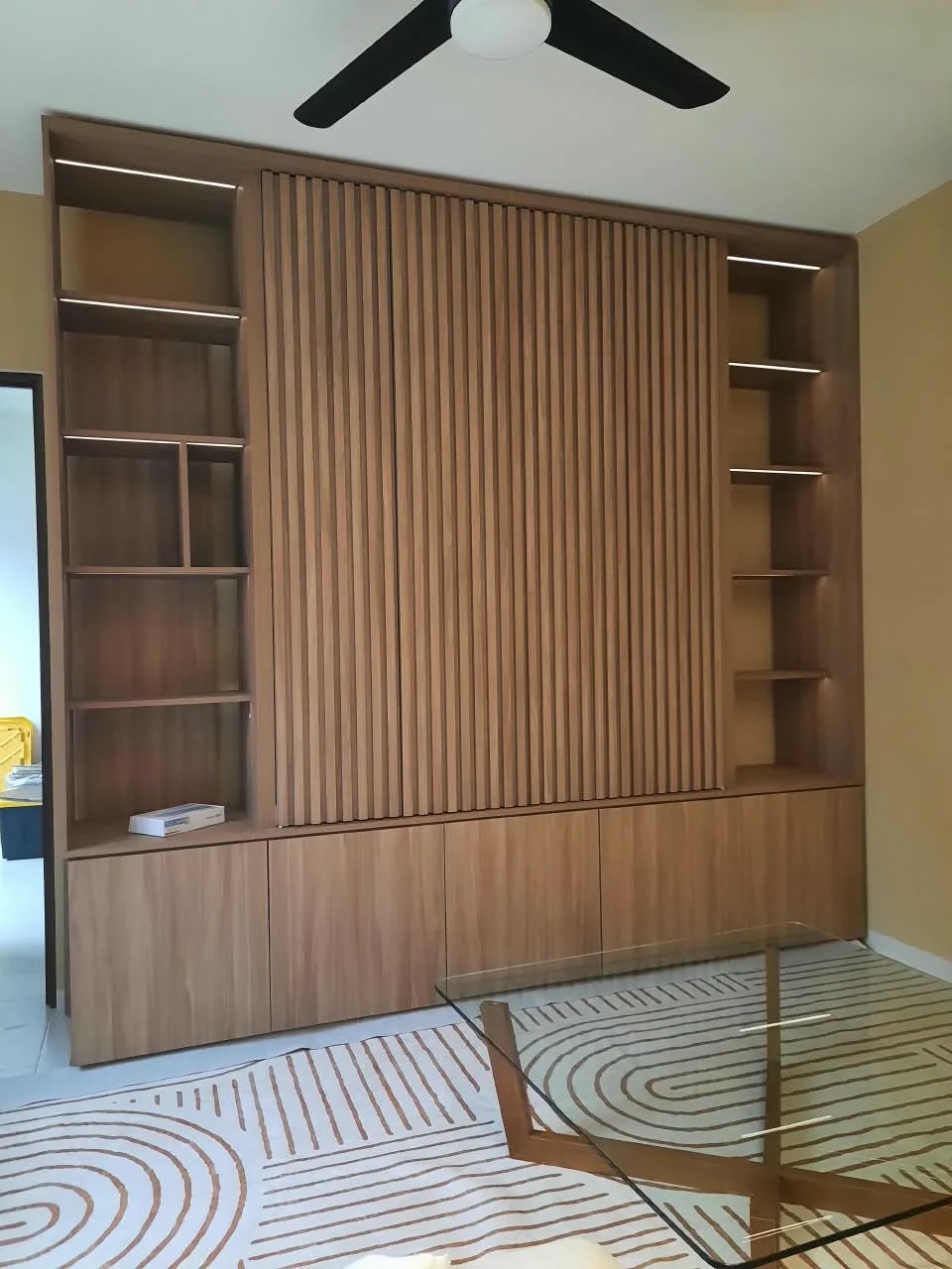 Muro de TV con libreros, proyecto de residencial fabricado por El Taller en Mérida
